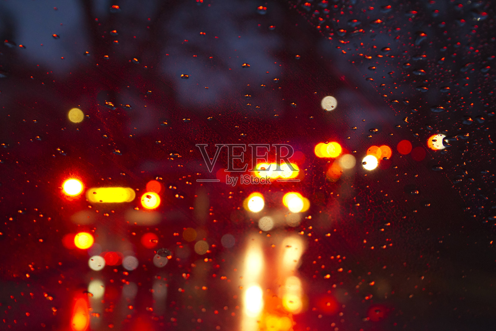 在潮湿的挡风玻璃上闪烁的紧急车辆照片摄影图片