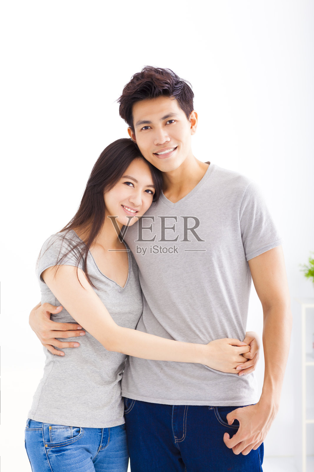 年轻幸福的夫妇拥抱和微笑照片摄影图片