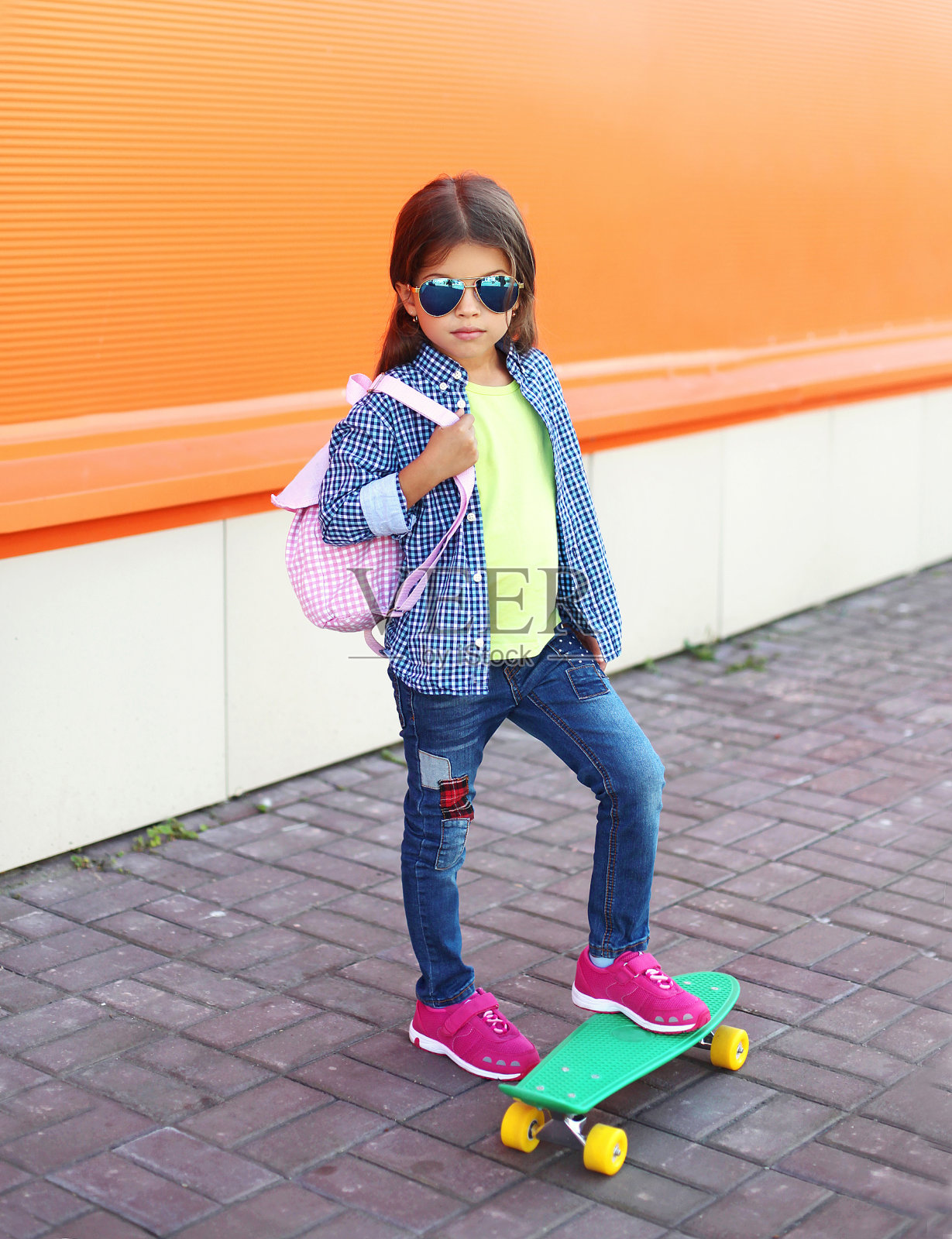 时尚小女孩戴着墨镜玩滑板照片摄影图片