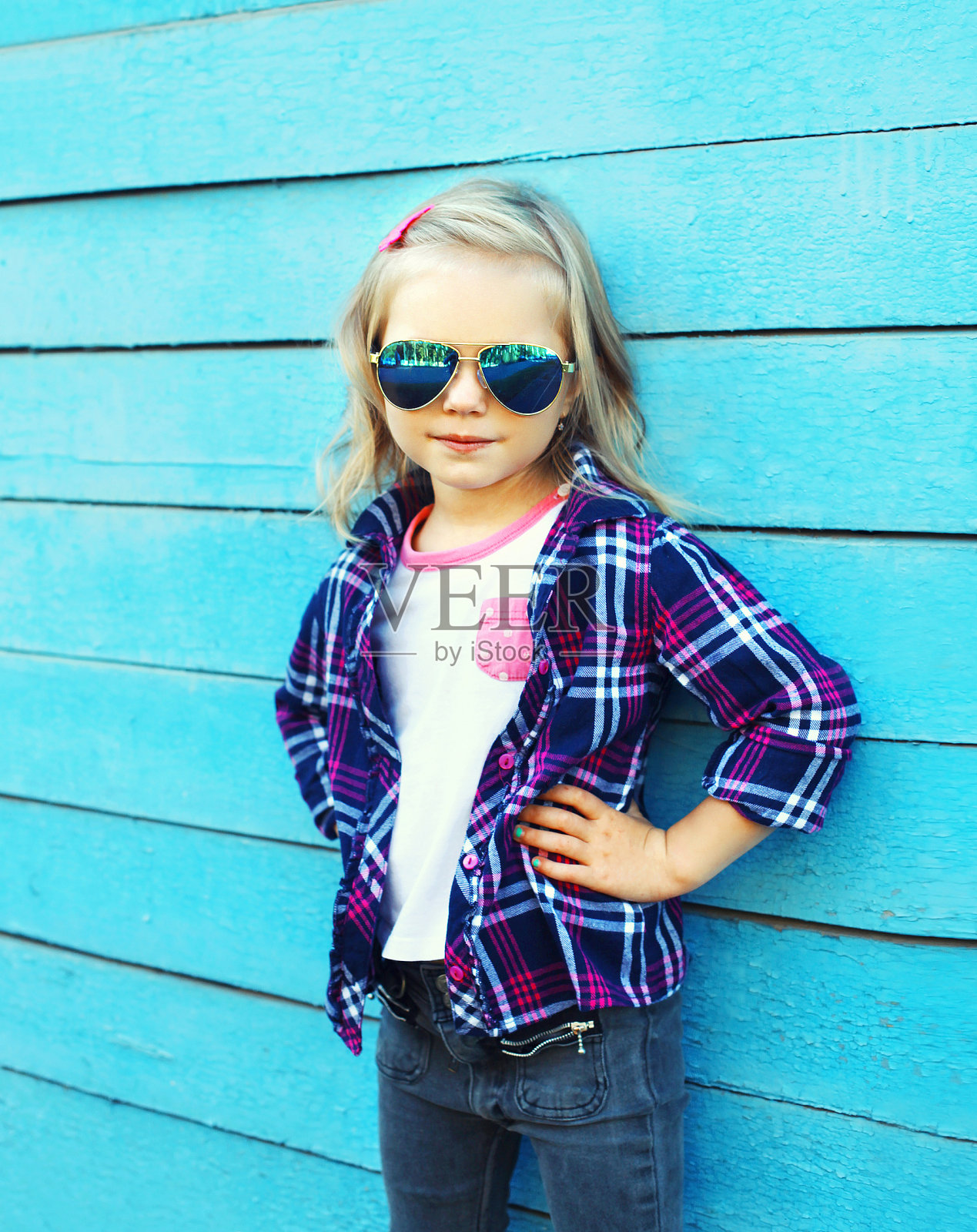 穿着蓝色格子衬衫，戴着太阳镜的时髦小孩照片摄影图片
