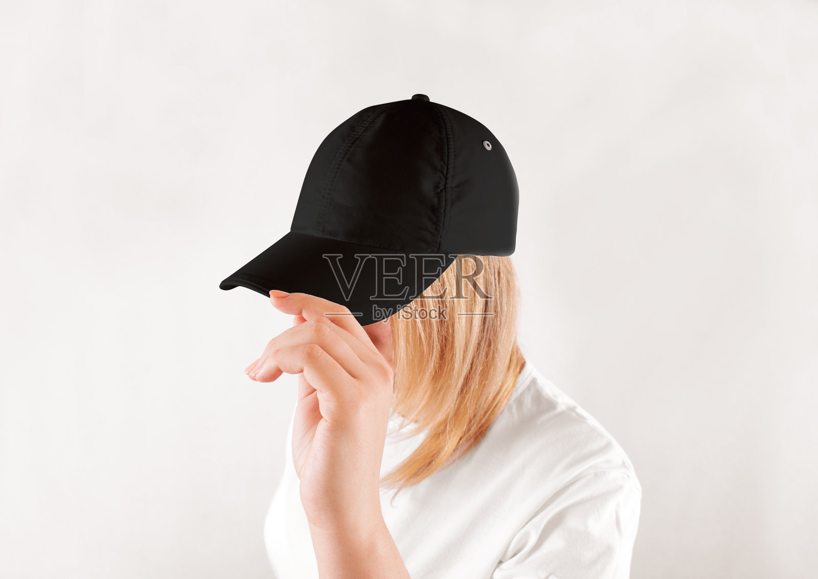 空白黑色棒球帽模型模板，戴在妇女头上照片摄影图片