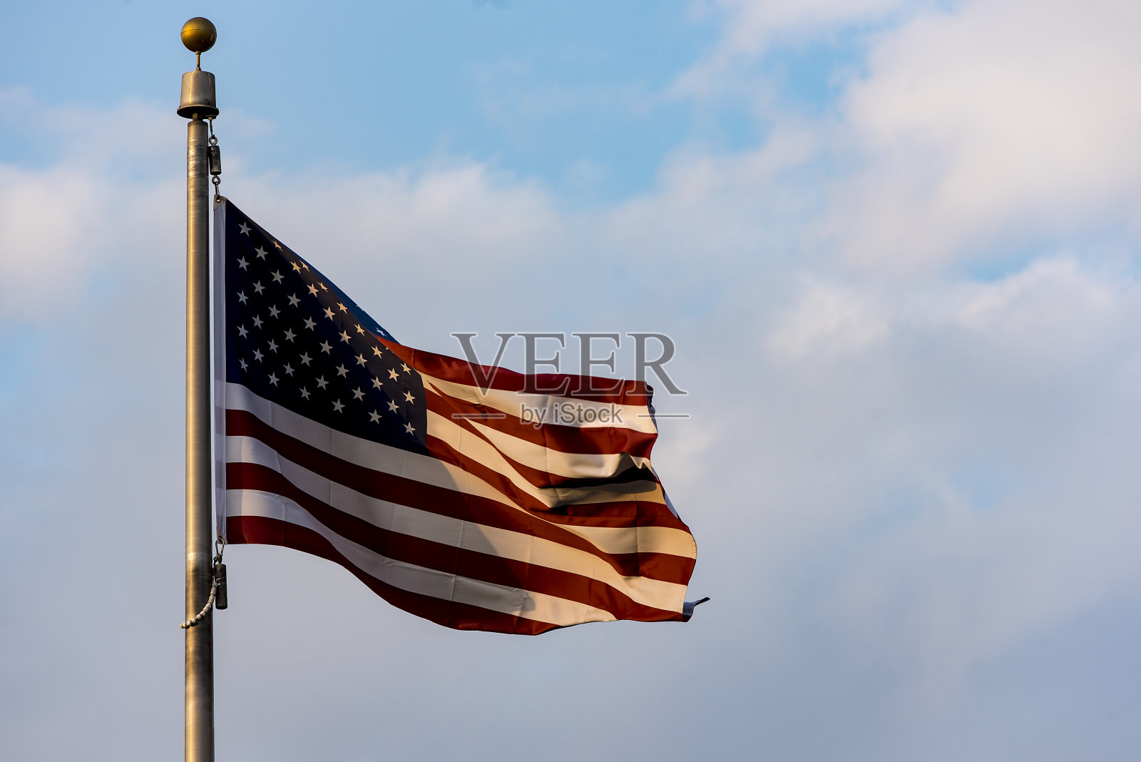 美国国旗在晚上飘扬，美国照片摄影图片