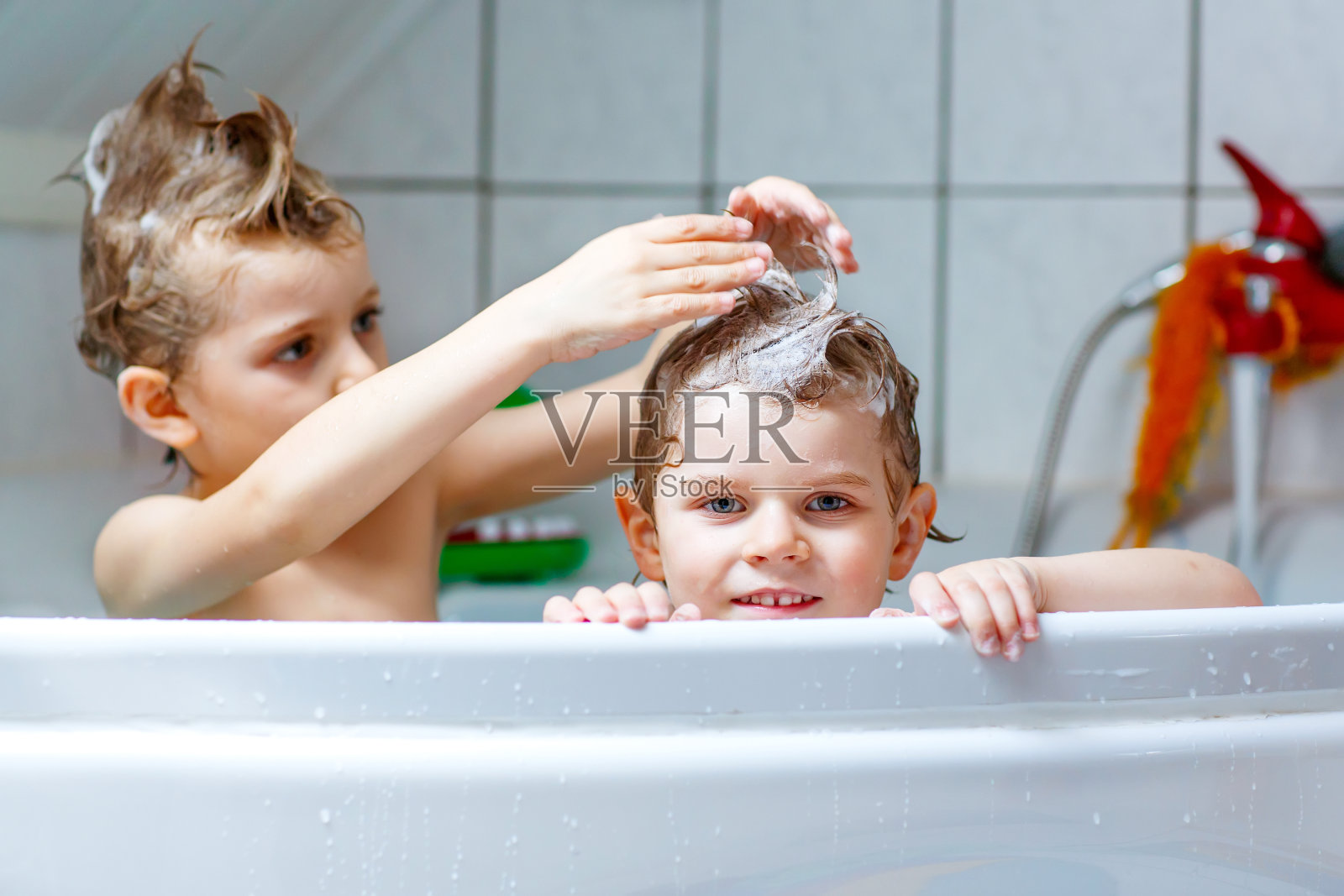 两个小男孩在浴缸里一起玩照片摄影图片