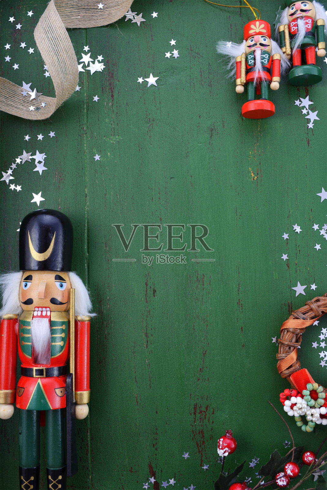 圣诞背景与装饰品在绿色的木头桌子上。照片摄影图片