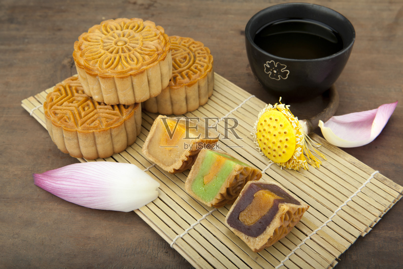 月饼和茶是越南-中国的中秋节食品照片摄影图片