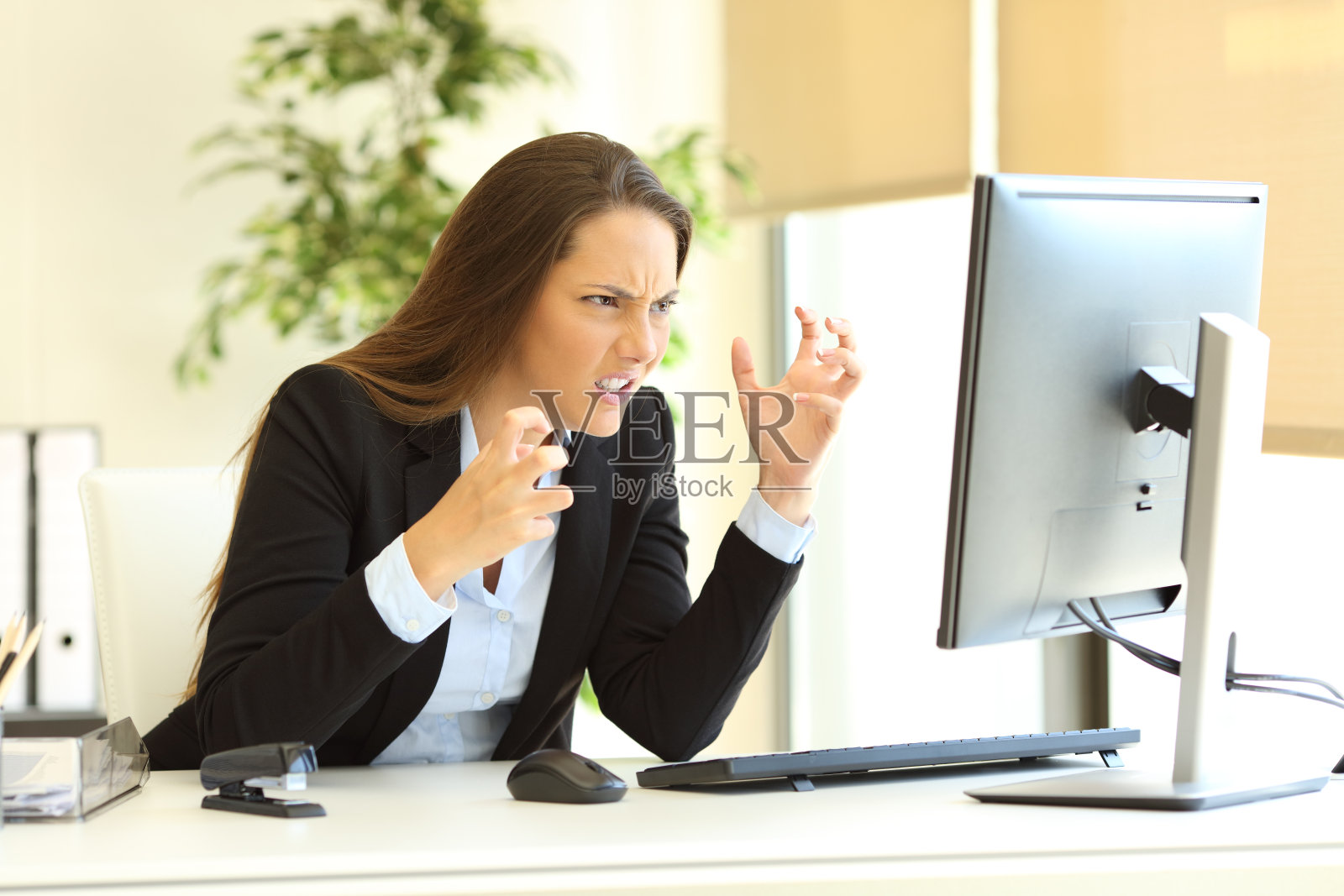 愤怒的女商人在用电脑照片摄影图片