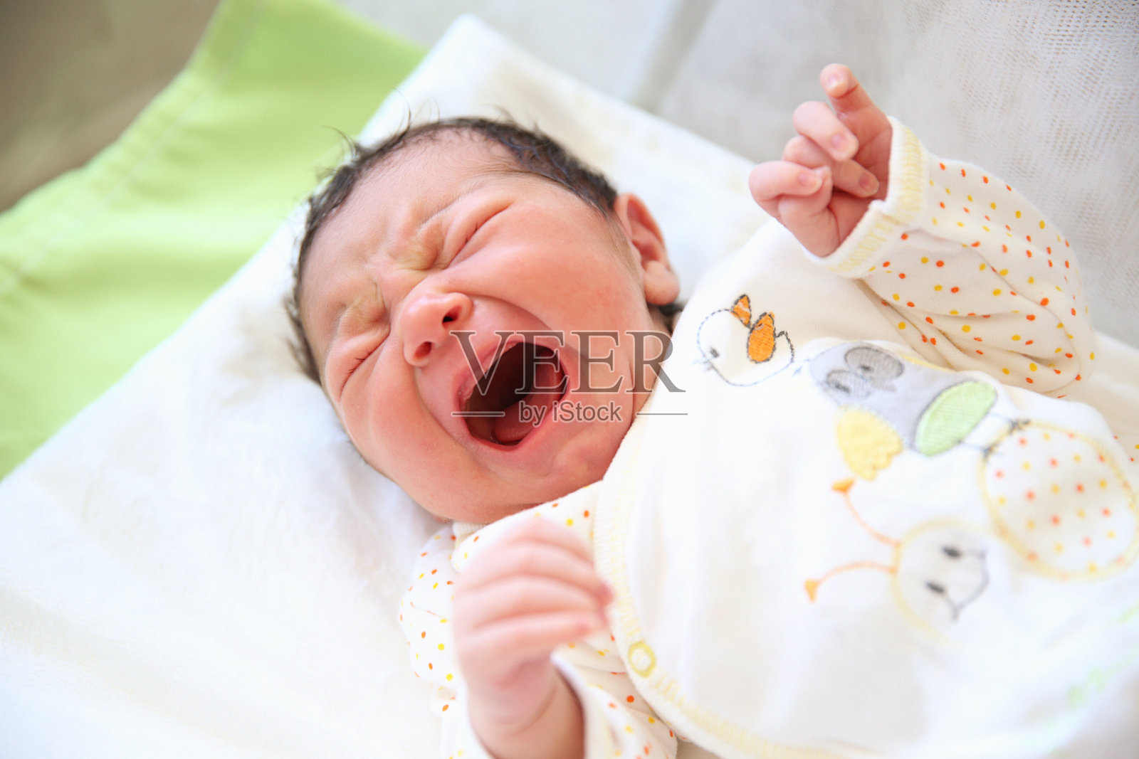 新生男婴啼哭照片摄影图片