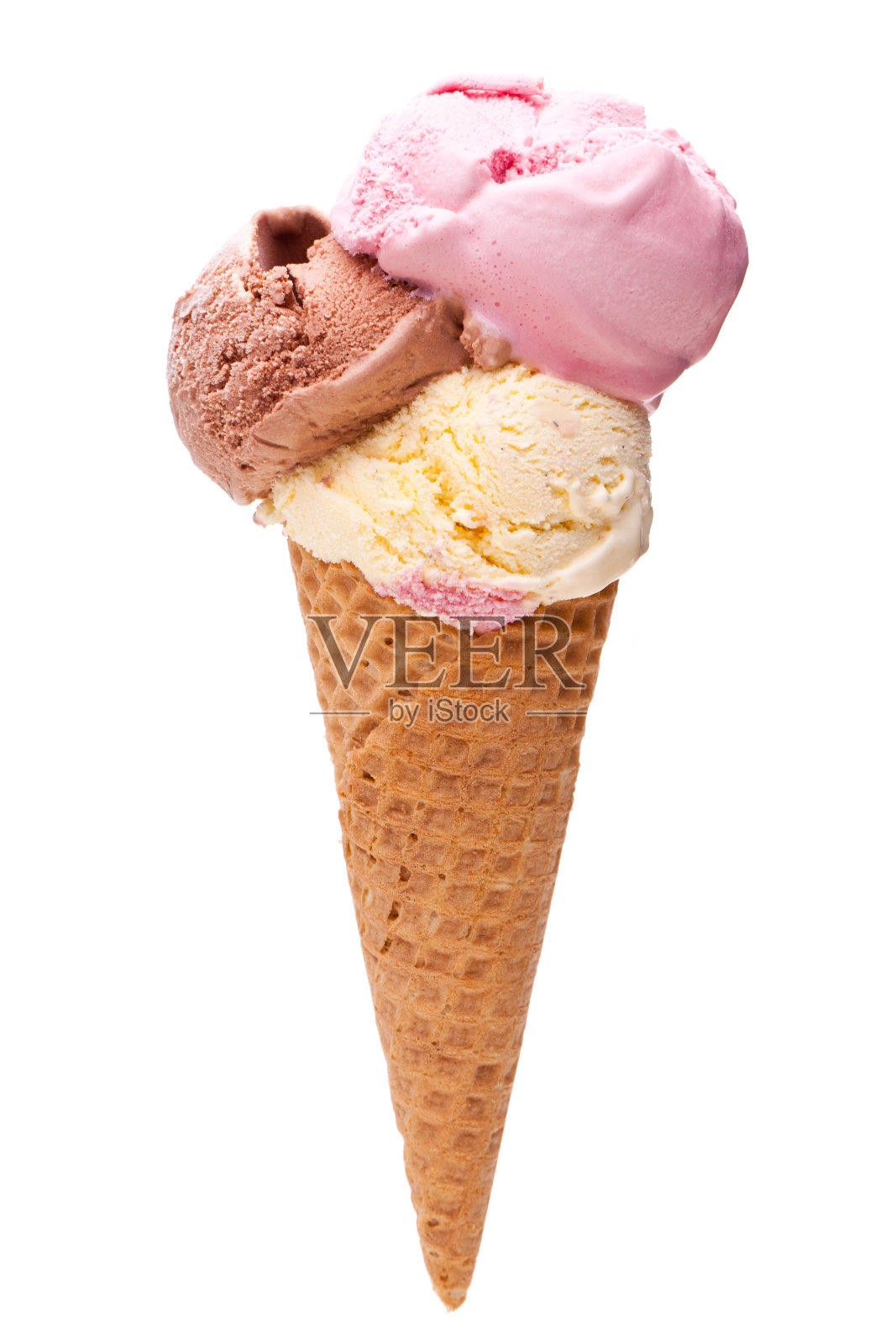有三种不同冰淇淋球的甜筒照片摄影图片
