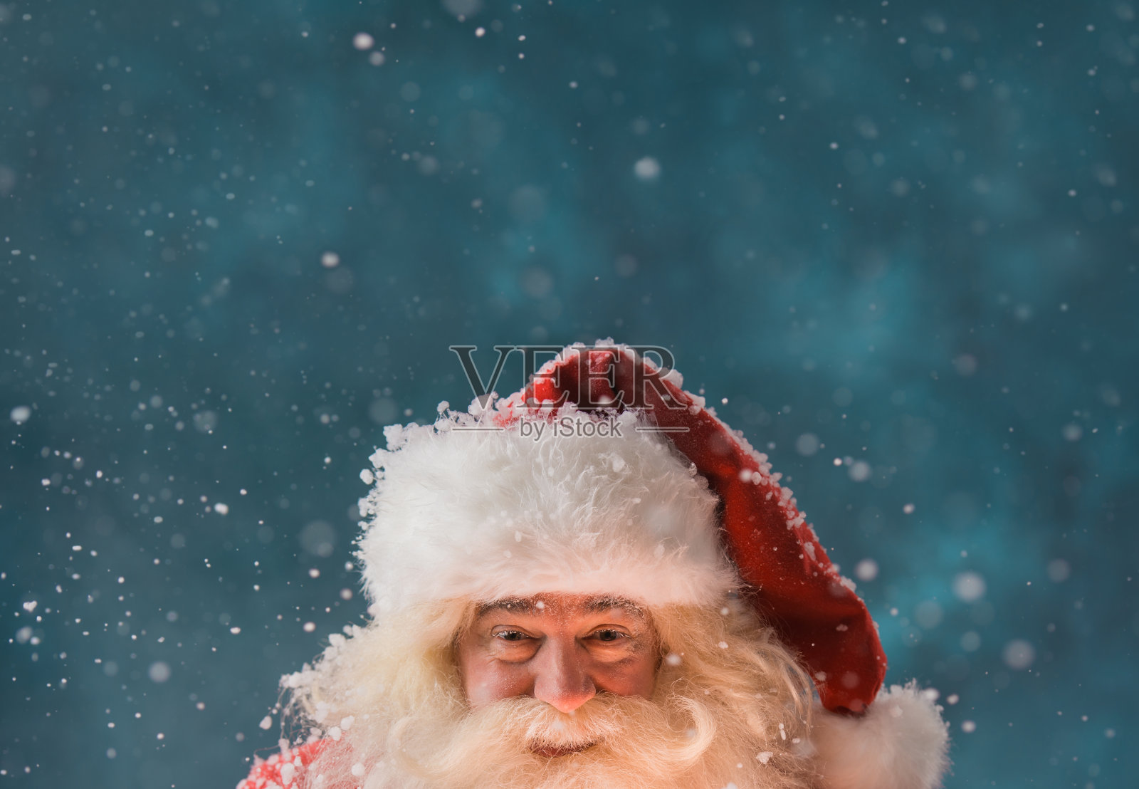 圣诞老人的魔法肖像在下雪的北极照片摄影图片