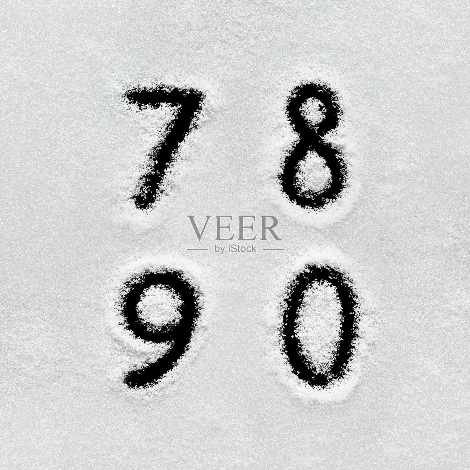 冬天的字母、符号和数字手写在雪地上。照片摄影图片
