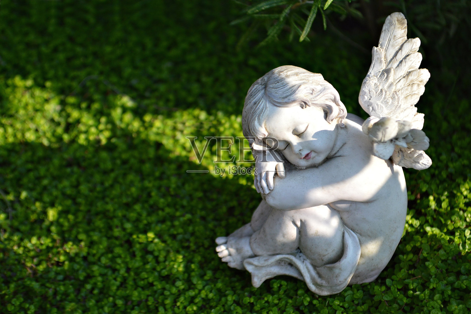 坟墓上的小天使雕像照片摄影图片