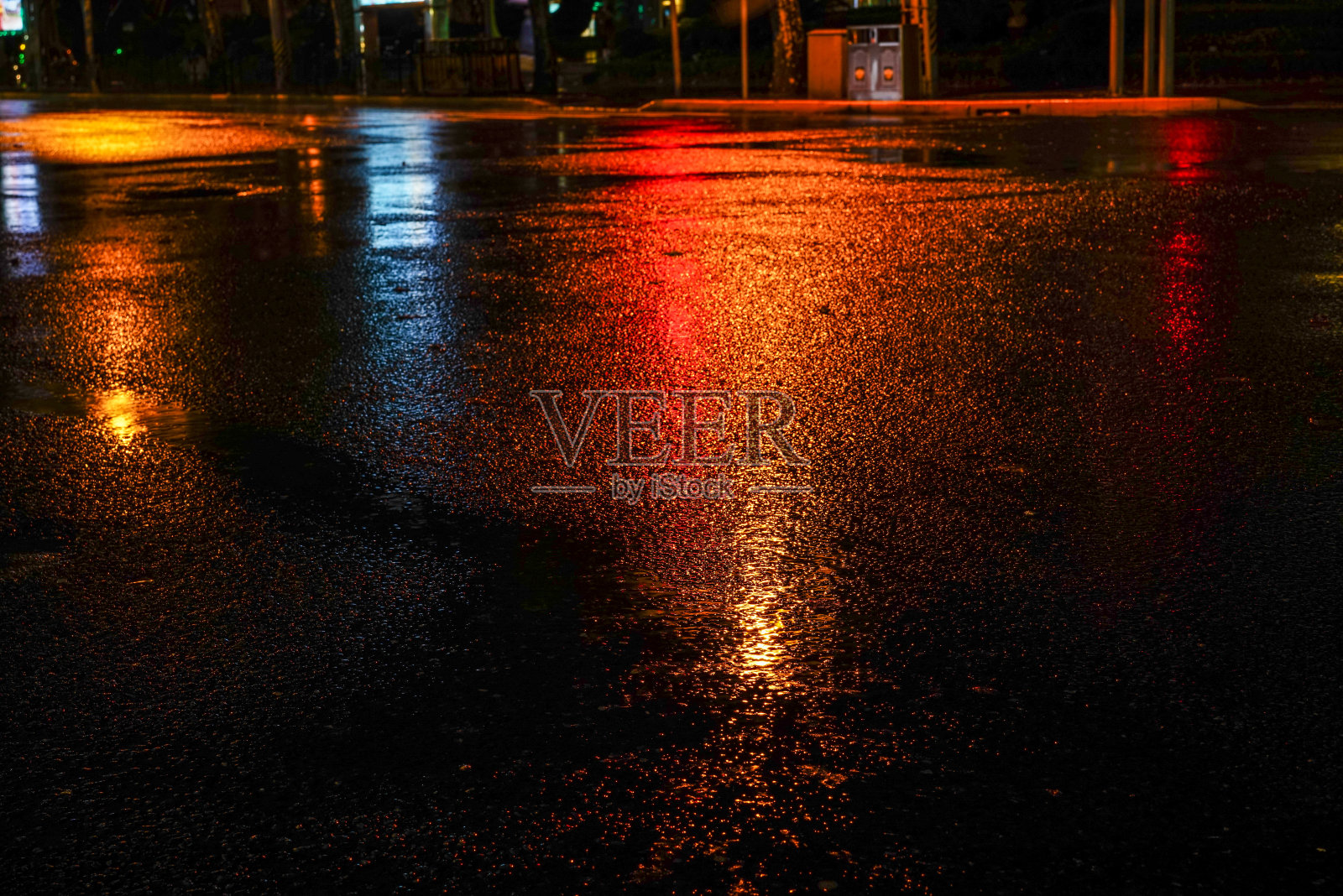 大城市的雨夜照片摄影图片