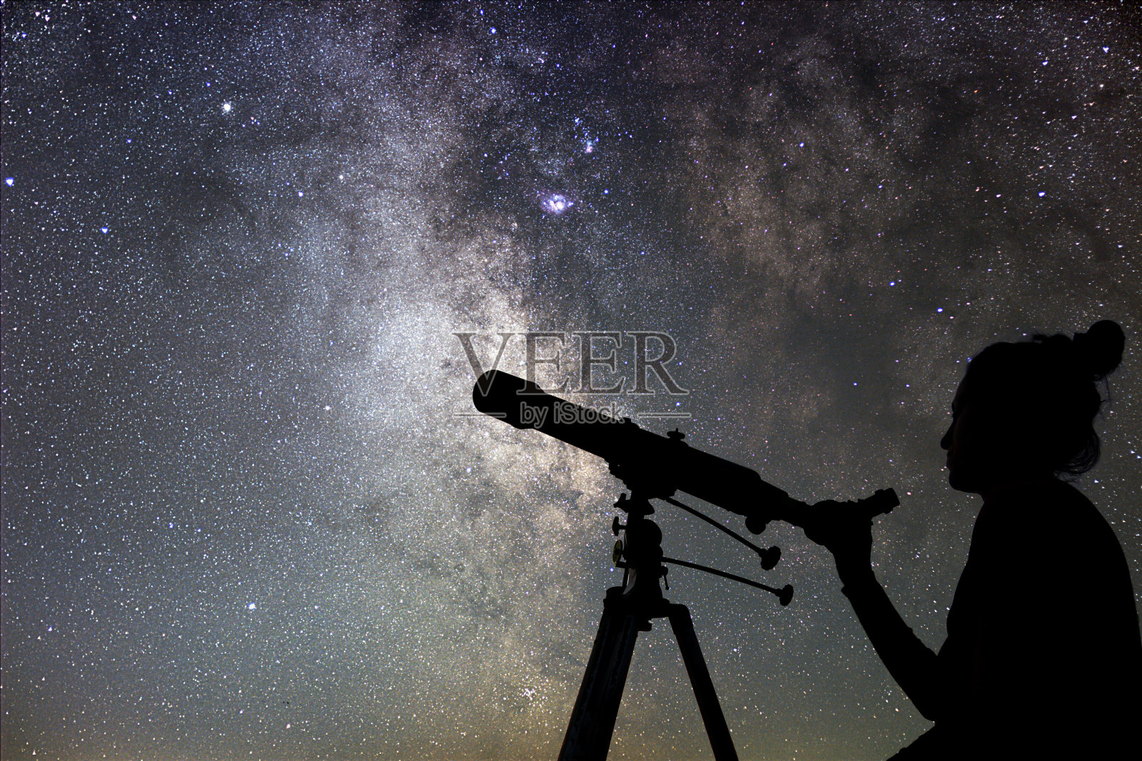 女人和夜空。用望远镜看星星的女人。照片摄影图片