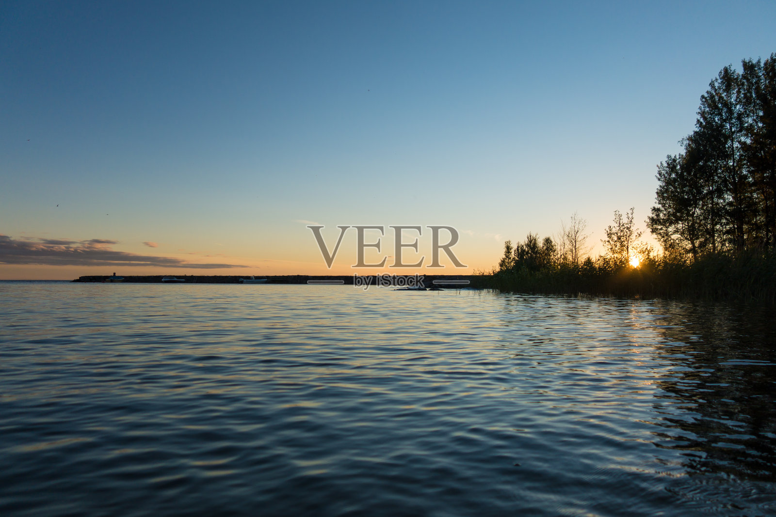 在湖上的码头Vänern在一个夏天的日落照片摄影图片