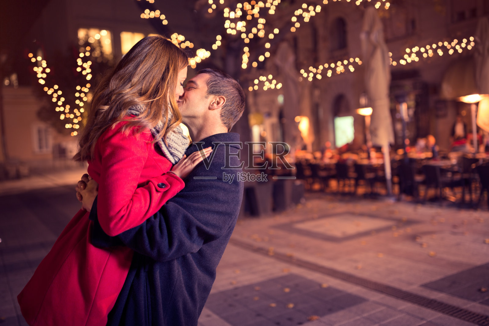 年轻多情的夫妇温柔地亲吻照片摄影图片