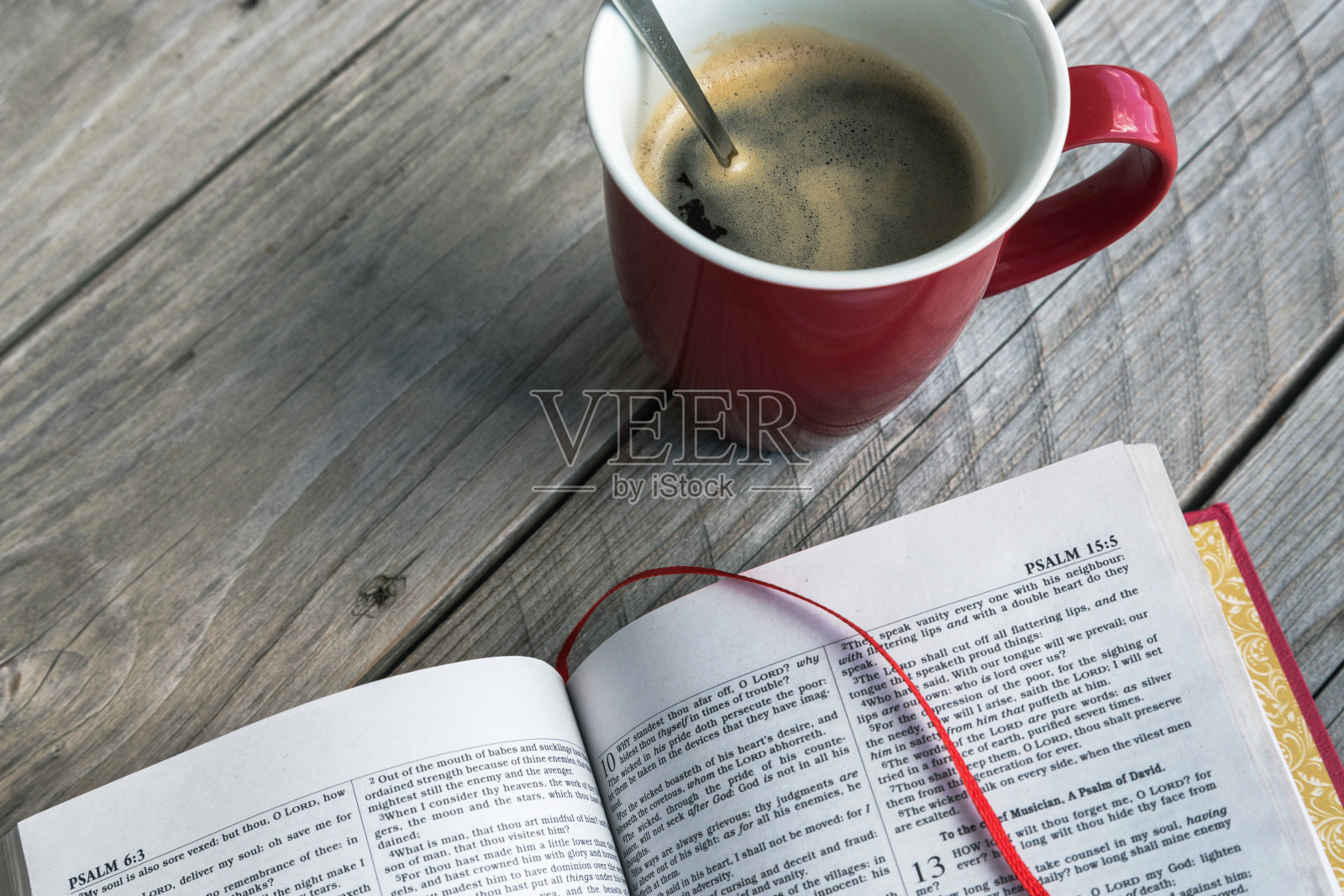 圣经，红咖啡照片摄影图片