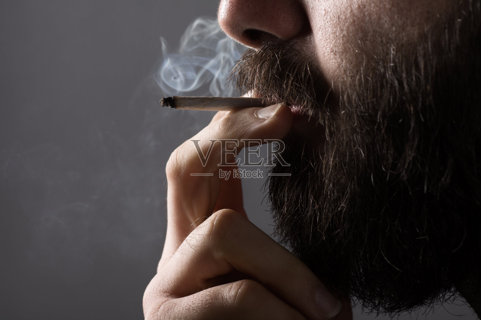 吸烟的人照片摄影图片