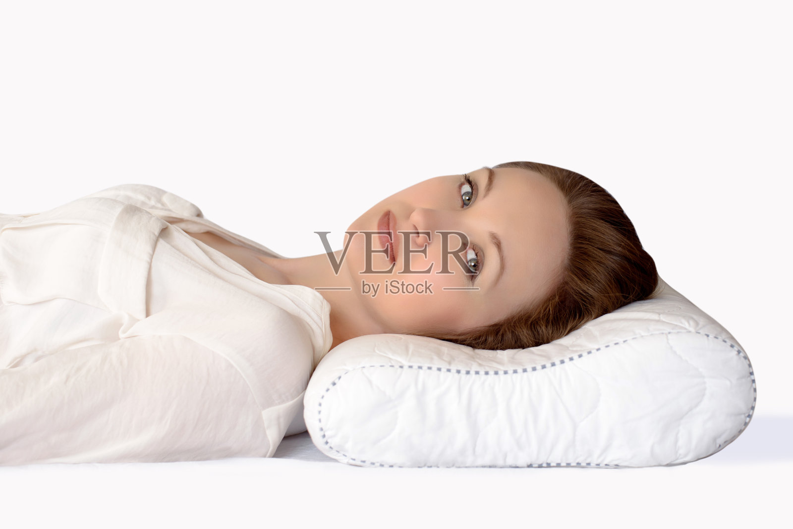 一个年轻女人睡在整形枕头上照片摄影图片