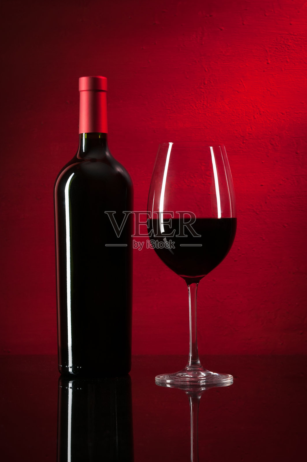 一瓶红酒和一只玻璃杯照片摄影图片