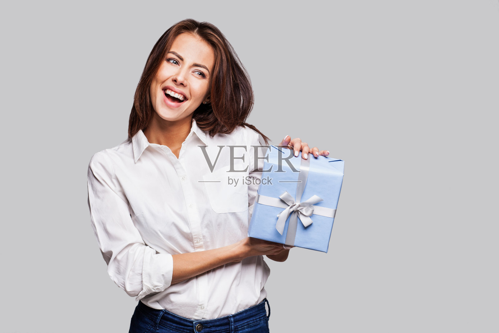 快乐的女人带着礼物照片摄影图片