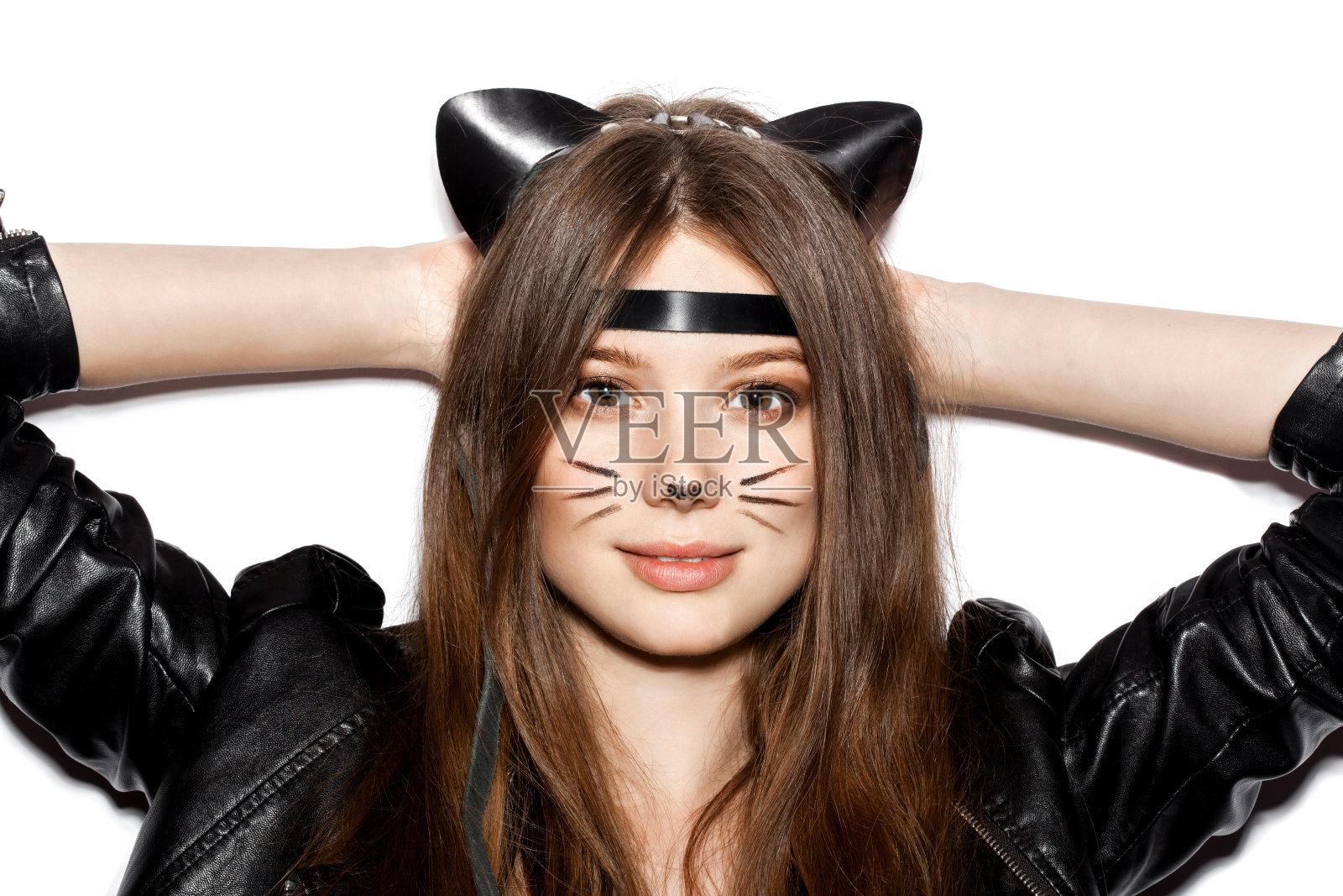 年轻性感的黑发女人戴着猫耳朵照片摄影图片