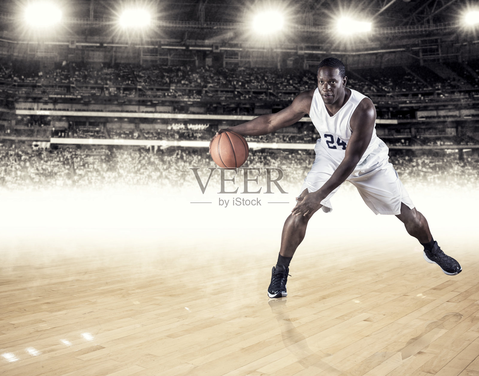 运动的非洲裔美国篮球运动员运球照片摄影图片