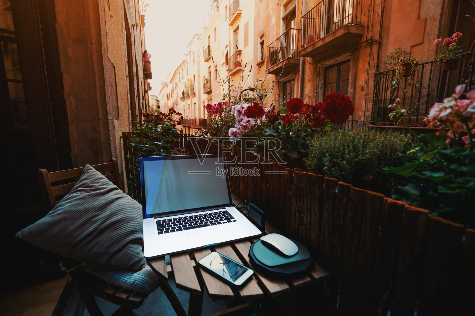 舒适的工作空间在巴塞罗那的阳台上照片摄影图片