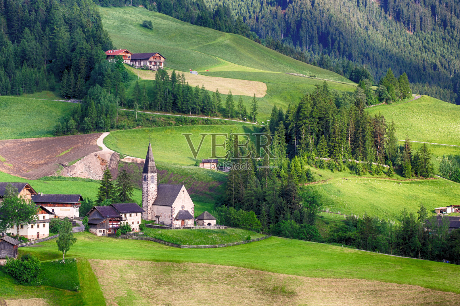 圣玛达莱娜教堂在意大利阿尔卑斯山，奥多尔，春天的风景照片摄影图片