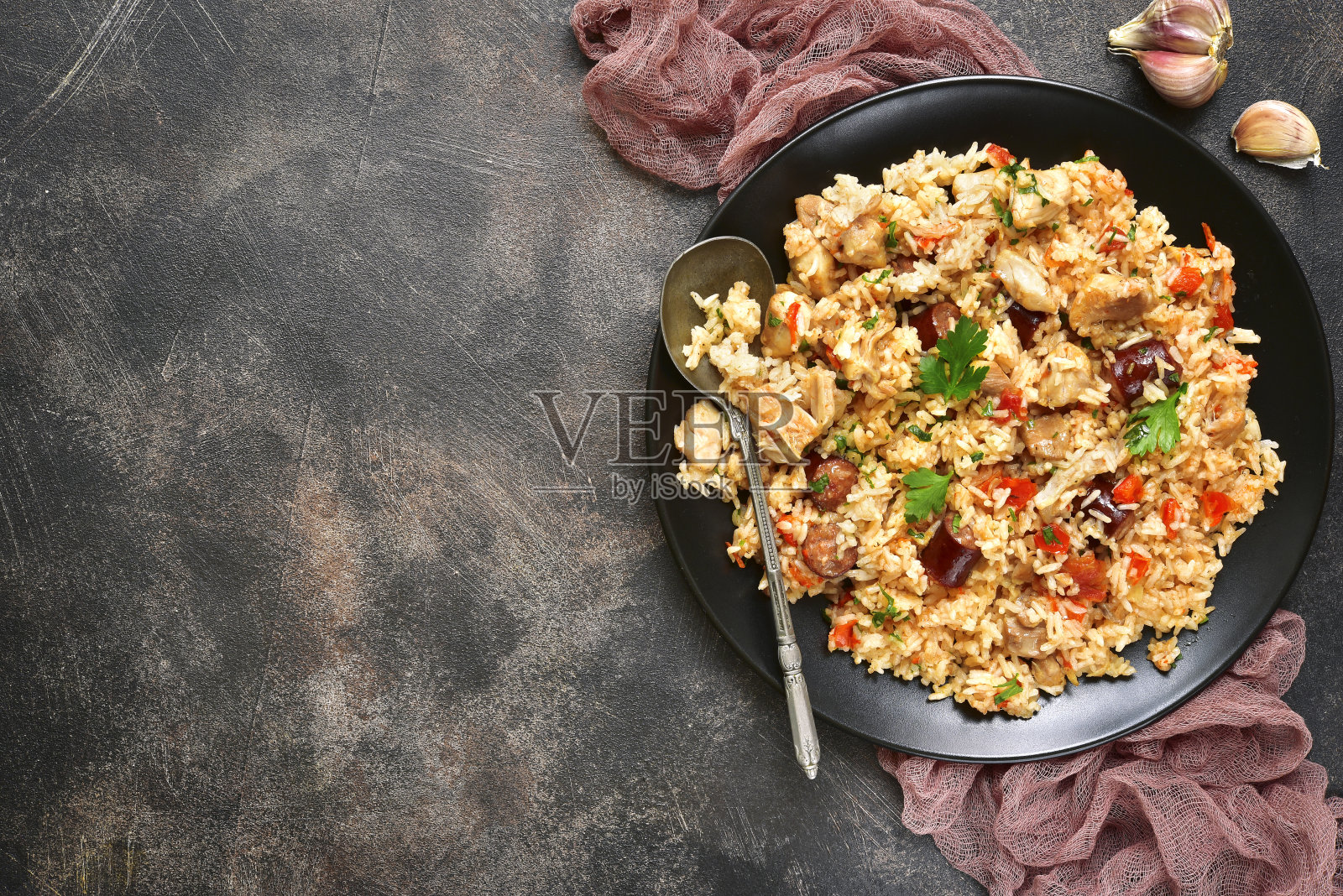 什锦饭-辛辣的米饭配肉和蔬菜。前视图。照片摄影图片