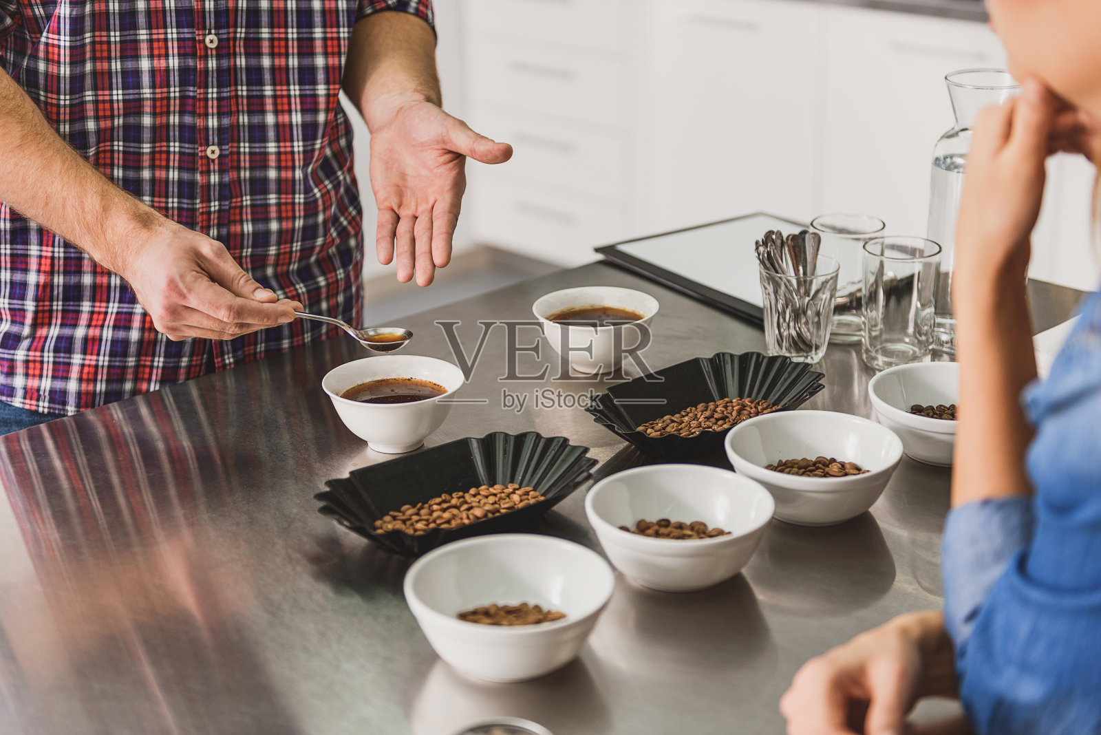 咖啡师用勺子舀咖啡照片摄影图片