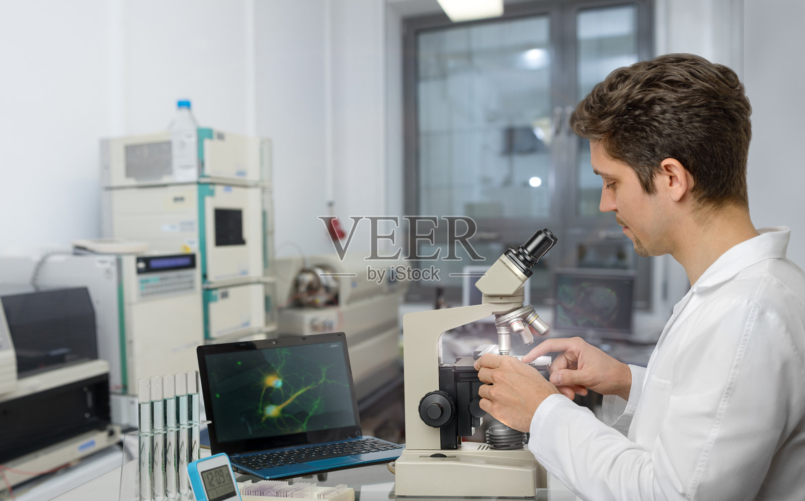 科学家或技术人员在实验室用显微镜工作照片摄影图片