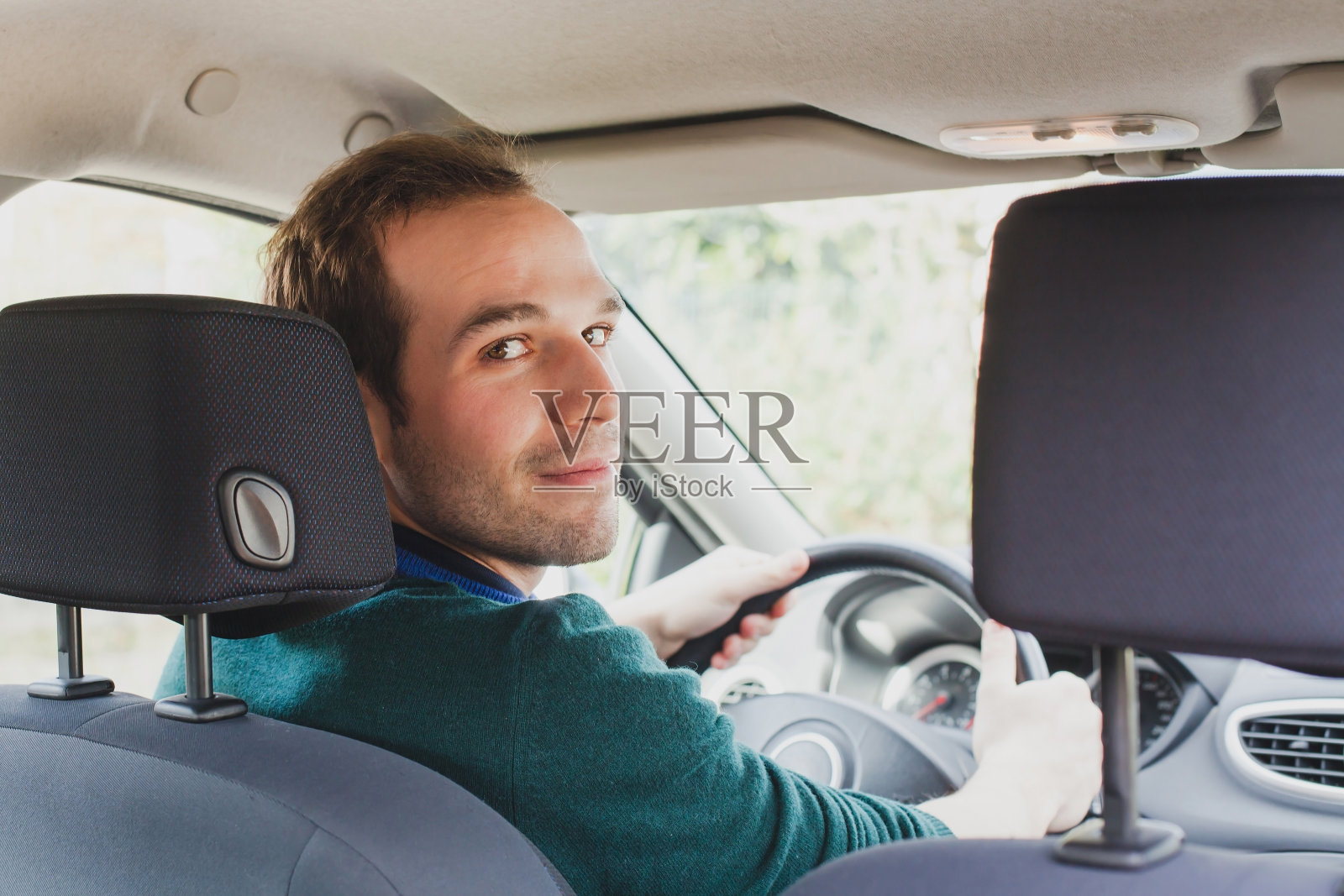 司机在汽车或出租车上的肖像照片摄影图片