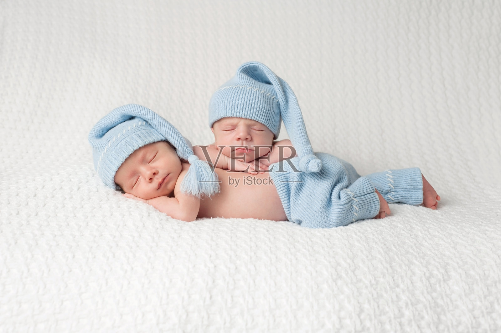 正在睡觉的双胞胎男婴照片摄影图片