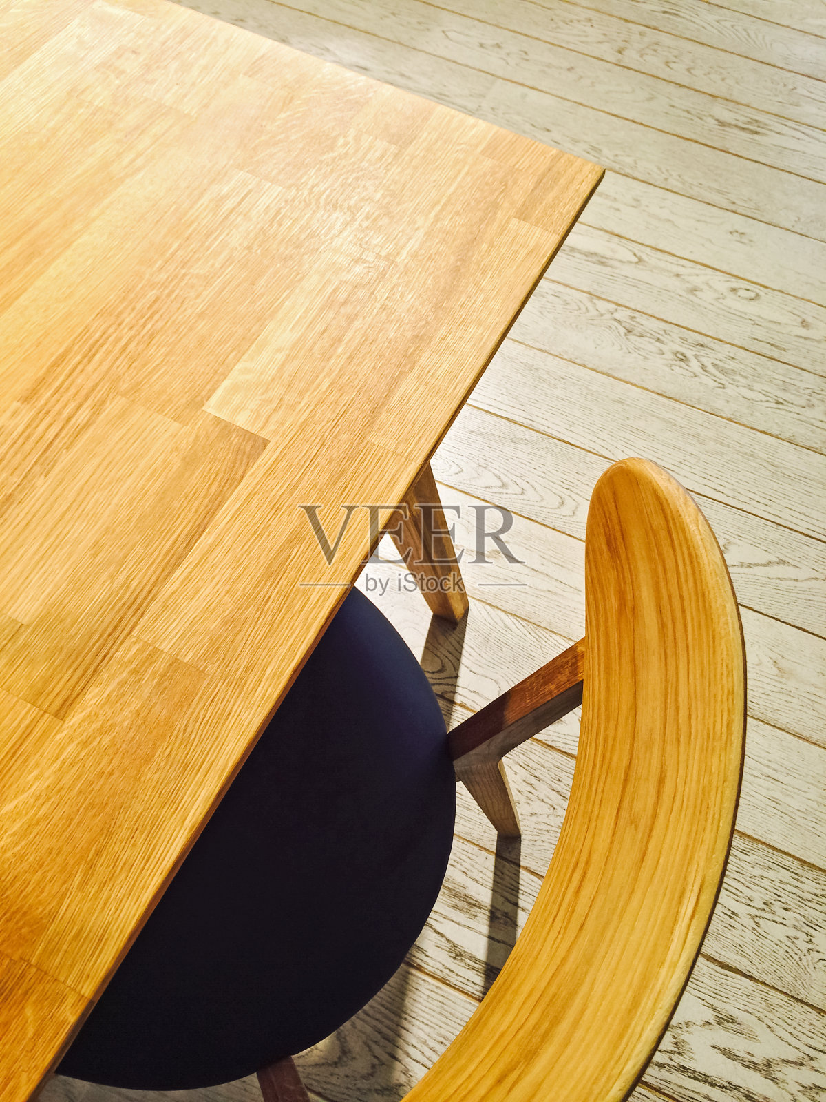 木制的桌子和时尚的椅子照片摄影图片