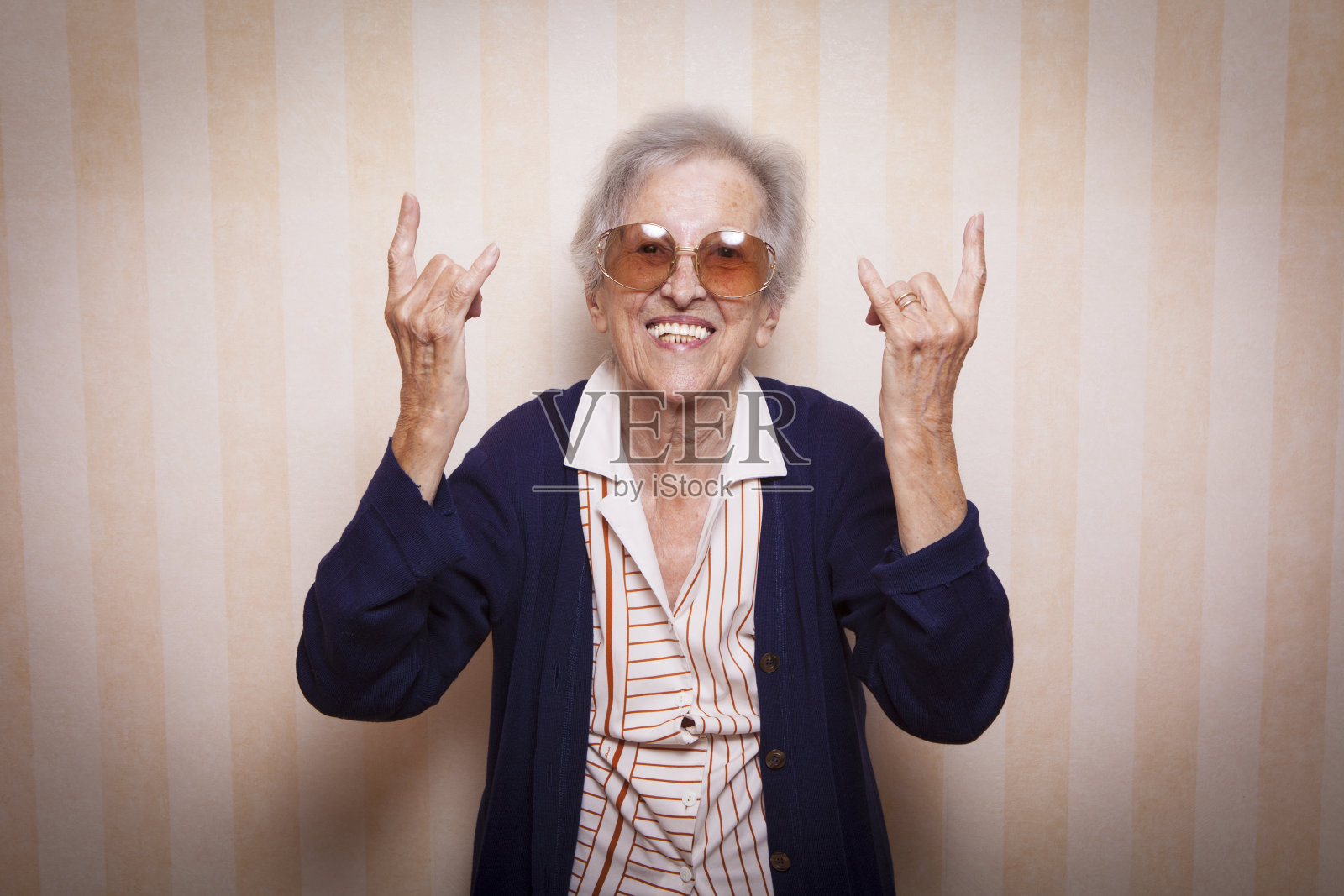 很酷的老女人做摇滚的标志照片摄影图片