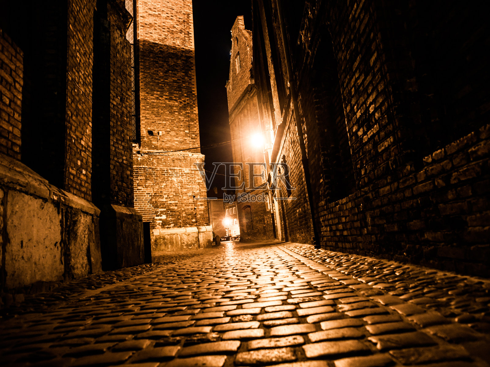 在夜晚照亮了老城的鹅卵石街道照片摄影图片
