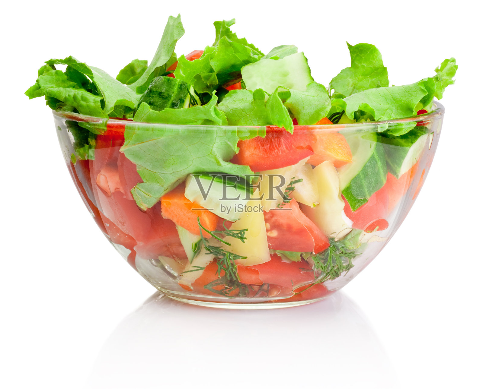 新鲜蔬菜沙拉在透明的碗孤立上白色照片摄影图片
