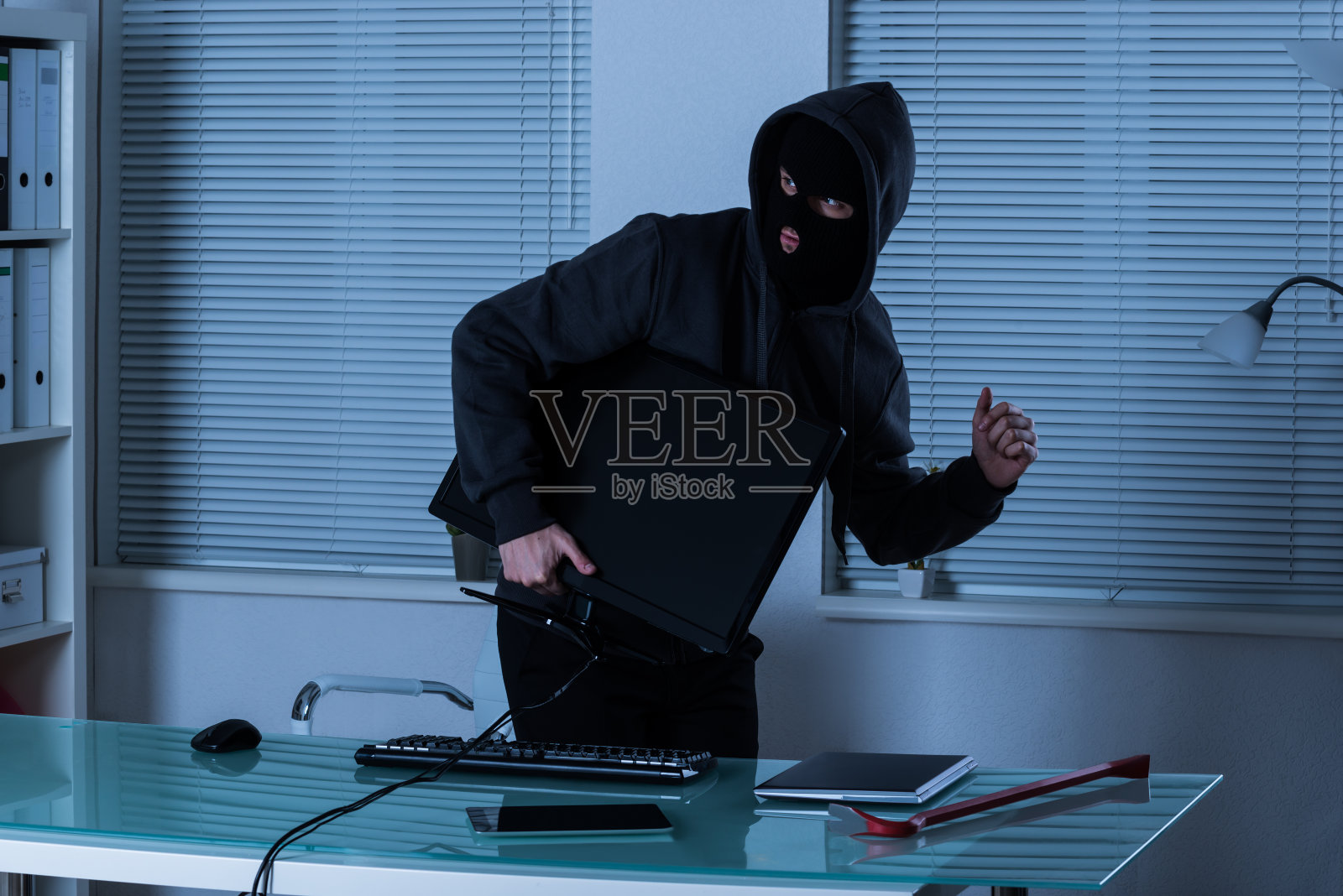 小偷从办公室偷电脑照片摄影图片