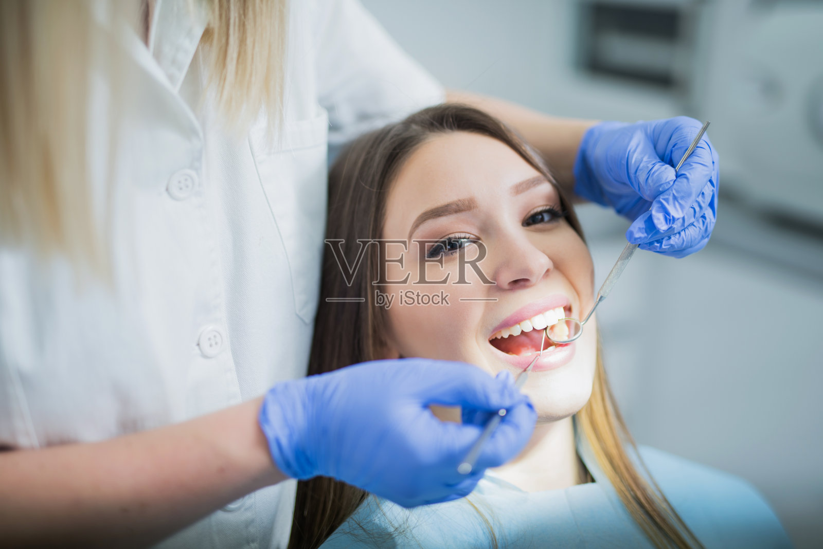 做口腔检查时美丽健康的牙齿和镜像口牙科口腔牙齿美白图片下载 - 觅知网