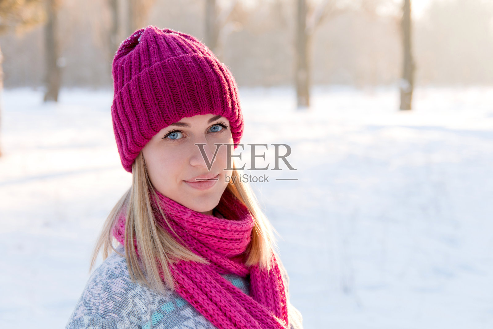 特写冬天的年轻女孩在粉红色的帽子照片摄影图片