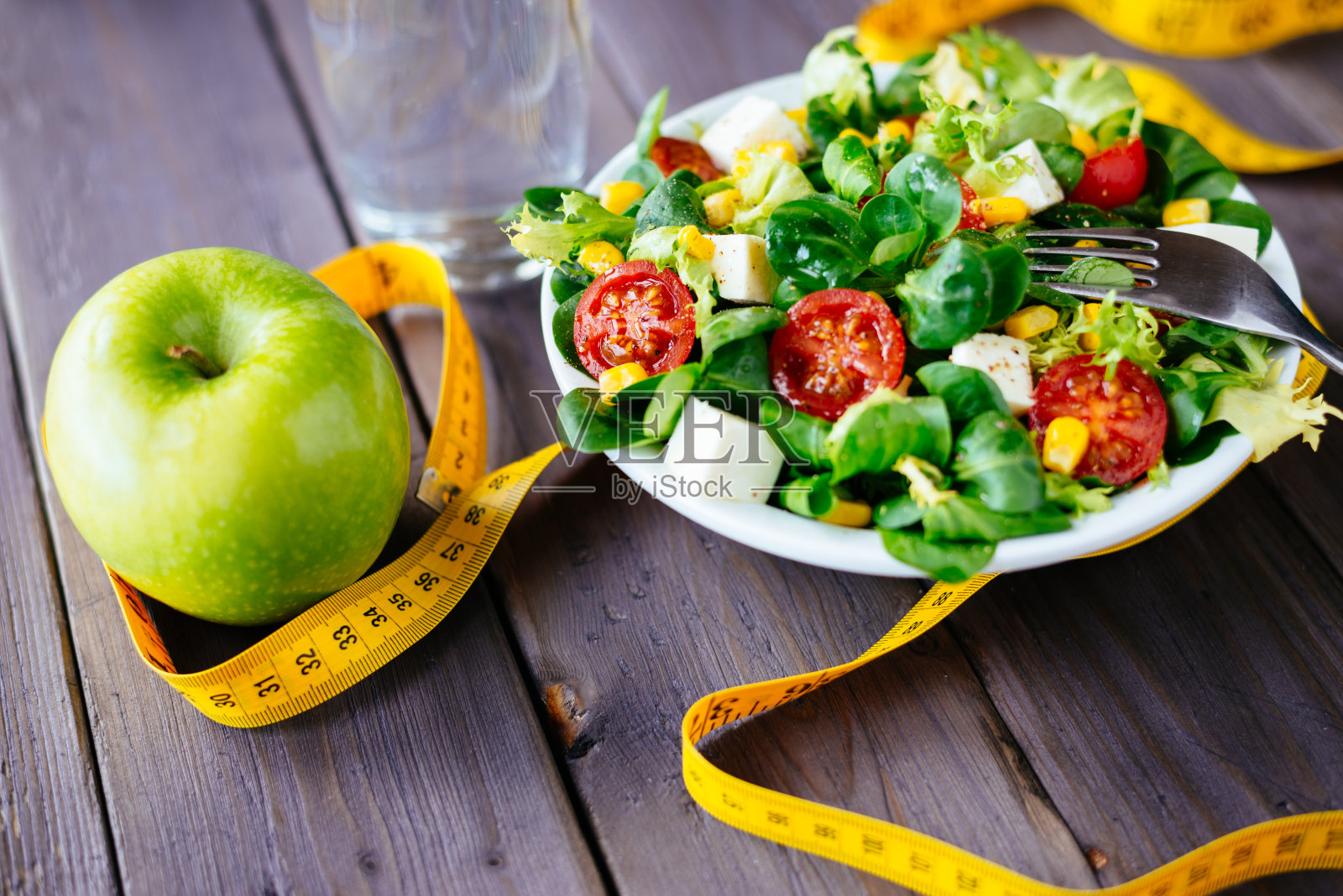 健康健身蔬菜沙拉和苹果照片摄影图片