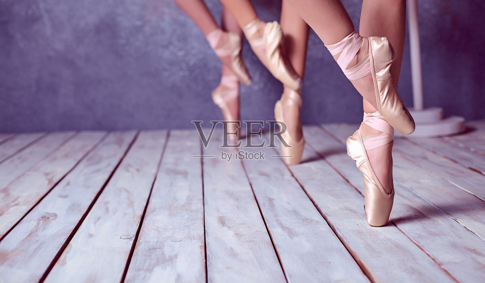 穿着尖头鞋的年轻芭蕾舞者的脚照片摄影图片