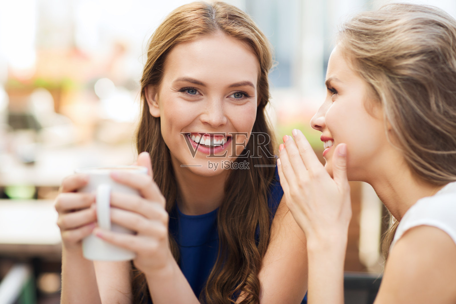 年轻女人在咖啡馆喝咖啡聊天照片摄影图片