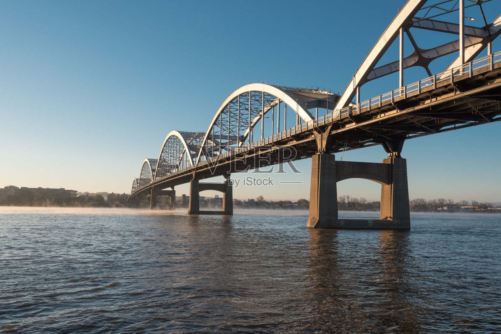 横跨密西西比河的百年大桥照片摄影图片