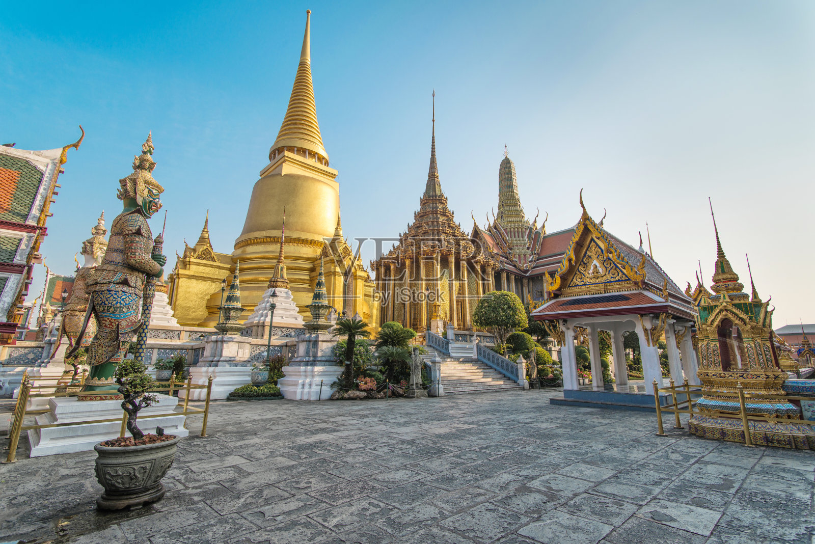 位于泰国曼谷的翡翠佛寺。照片摄影图片