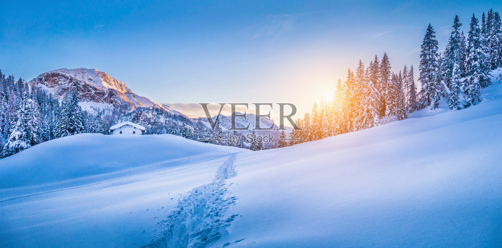 阿尔卑斯山的冬日仙境和日落时分的山间小屋照片摄影图片