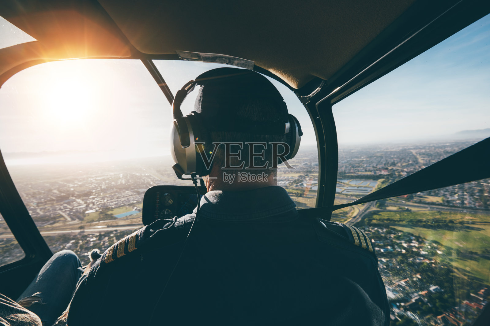 驾驶直升机的男性飞行员照片摄影图片
