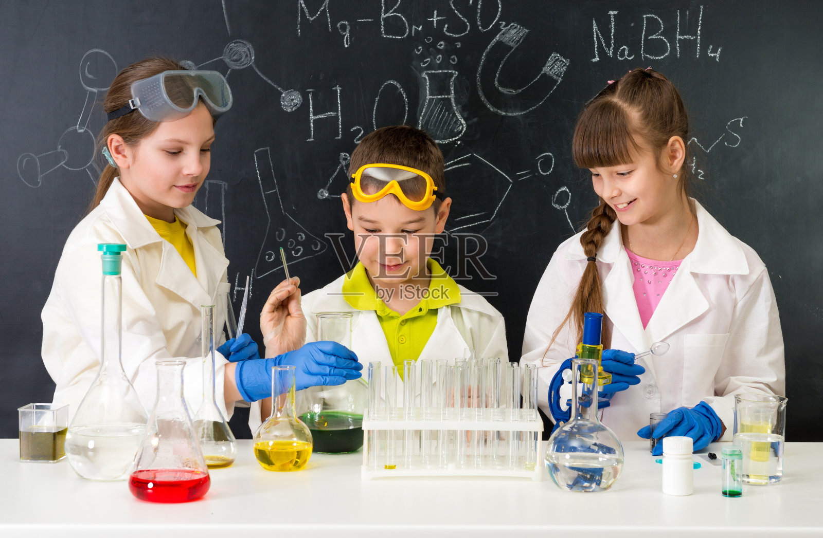 三个小学生在实验室上化学课照片摄影图片