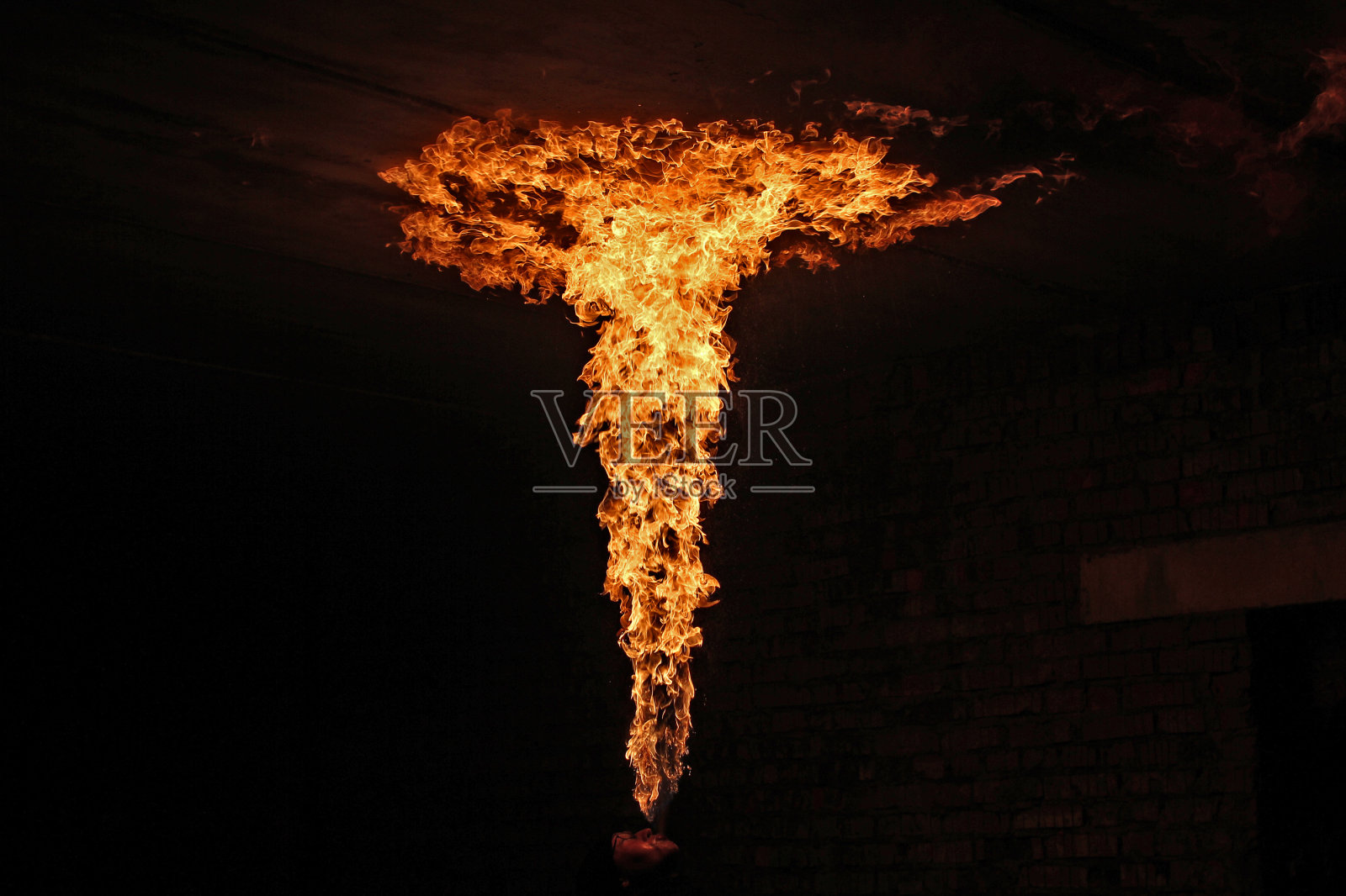火焰艺术家表演喷火照片摄影图片