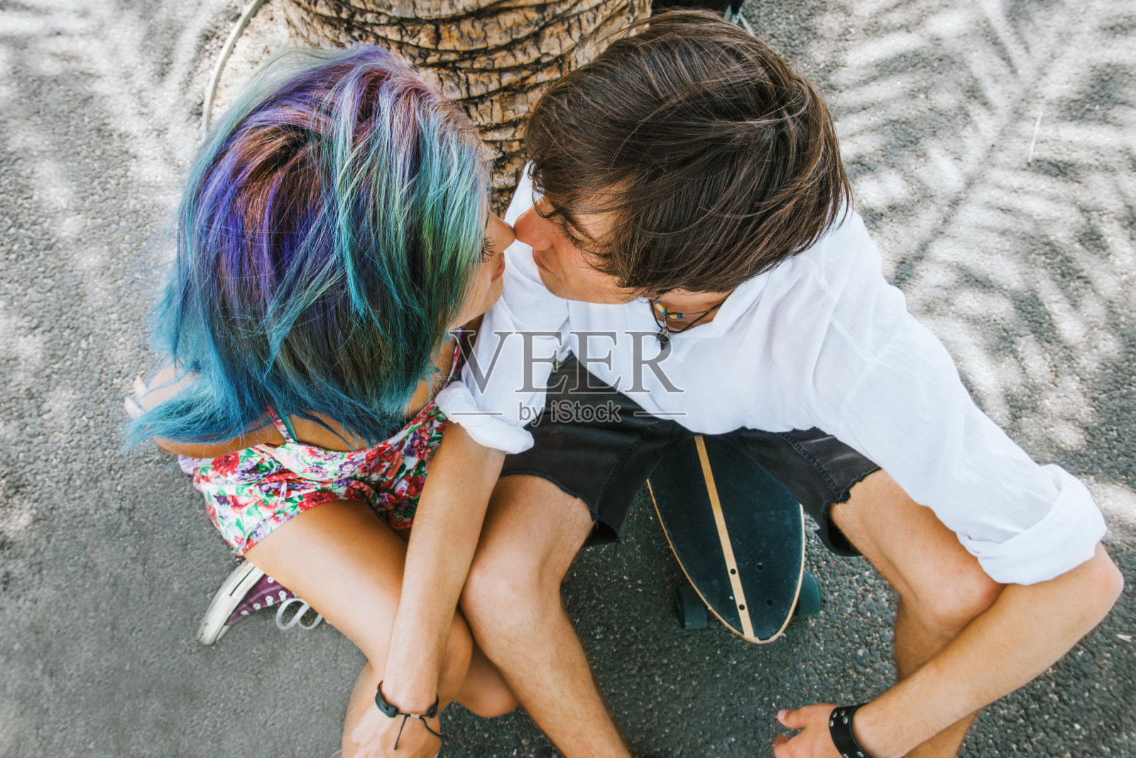 棕榈树下相爱的情侣照片摄影图片